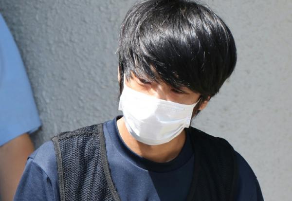 Tetsuya Yamagami, l'homme accusé d'avoir tué l'ancien Premier ministre japonais Shinzo Abe, devant le poste de police de Nara, au Japon, le 25 juillet 2022