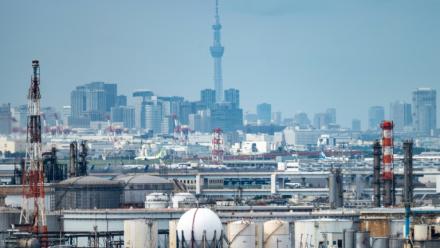 Vue de la zone industrielle de Tokyo, depuis la plateforme d'observation de Kawasaki Marien à Kawasaki, dans la préfecture de Kanagawa, le 17 août 2026 au Japon