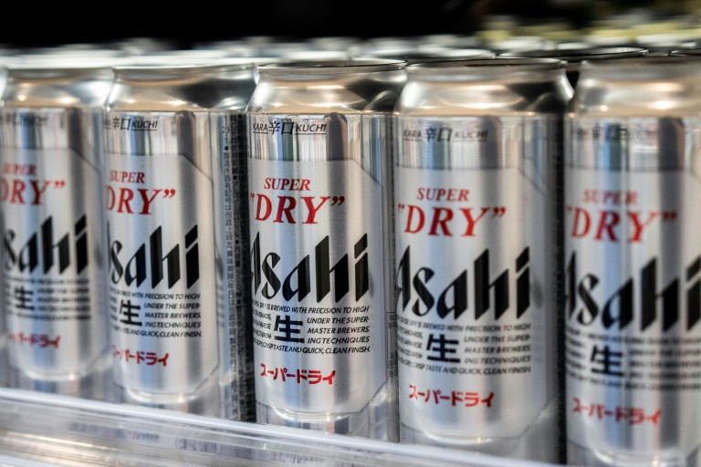 Des canettes de bière Asahi dans un supermarché à Tokyo le 3 octobre 2025