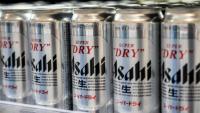 Des canettes de bière Asahi dans un supermarché à Tokyo le 3 octobre 2025