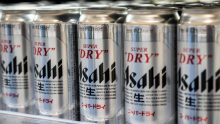 Des canettes de bière Asahi dans un supermarché à Tokyo le 3 octobre 2025