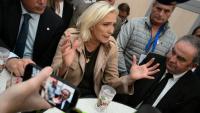 La présidente du groupe parlementaire du Rassemblement national (RN), Marine Le Pen (c), s'adresse aux médias en marge d'une visite au sommet de l'élevage à Cournon-d'Auvergne, près de Clermont-Ferrand, le 8 octobre 2025 dans le Puy-de-Dôme