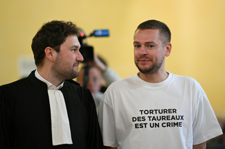 Jeremstar (Jérémy Gisclon et son avocat Chris Baptiste au tribunal pénal de Nîmes, à Nîmes le 2 avril 2026