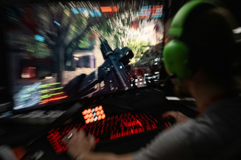 Un invité teste le 31 juillet 2025 à Paris Battlefield 6, nouvel opus du jeu vidéo de guerre de l'éditeur américain Electronic Arts qui sortira en octobre