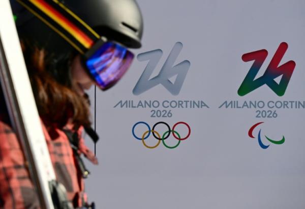 Les logos des Jeux olympiques et paralympiques 2026 de Milan Cortina photographiés le 17 janvier 2025 à Cortina d'Ampezzo