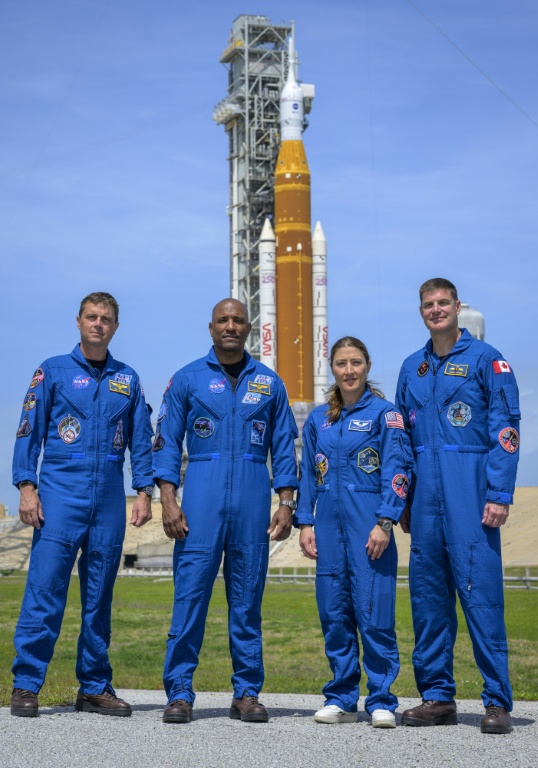 Photo diffusée par la Nasa, montrant les astronautes Reid Wiseman, commandant (g), Victor Glover, pilote (2e g), Christina Koch, spécialiste de mission (2e d), et l'astronaute de l'ASC (Agence spatiale canadienne) Jeremy Hansen, spécialiste de mission (d),  au complexe de lancement 39B du Centre spatial Kennedy, le 30 mars 2026 à Cap Canaveral, en Floride