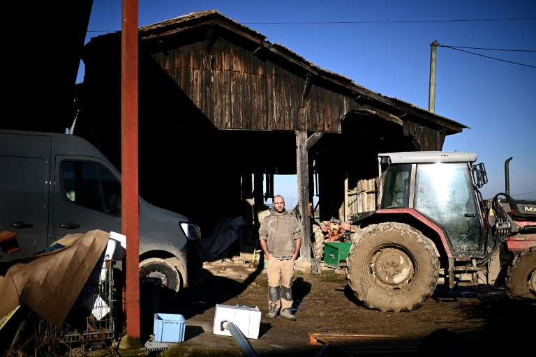 L'agriculteur Jérôme Caze dans sa ferme à Meilhan-sur-Garonne, le 23 janvier 2025 dans le Lot-et-Garonne