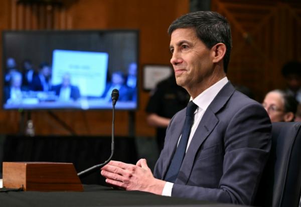 Kevin Warsh, lors de son audition par les sénateurs américains en vue de prendre la présidence de la Réserve fédérale (Fed), le 21 avril 2026 à Washington