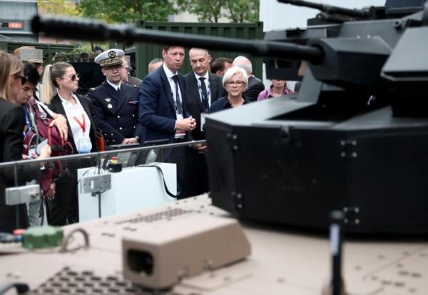 La ministre des armées Catherine Vautrin (D)au stand KNDS au salon Eurosatory à Villepinte, près de Paris,  le 15 juin 2025