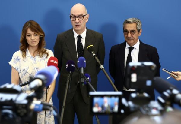 Le ministre de l'Economie Roland Lescure entouré de la ministre déléguée à l'Energie Maud Bregon et du ministre chargé des PME et du Tourisme Serge Papin, à Paris, le 16 juin 2026 