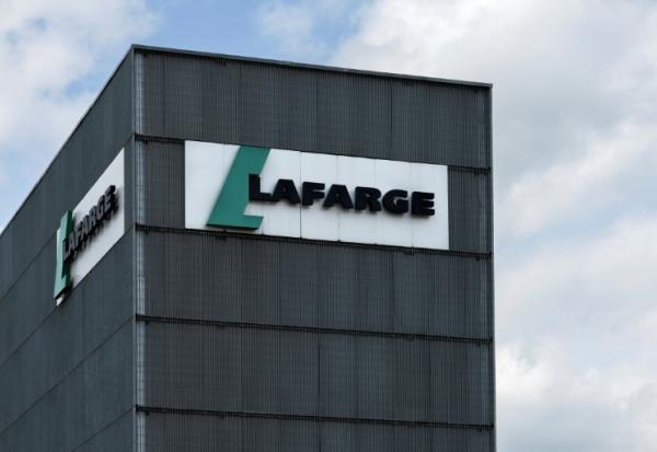 Le logo de l'entreprise Lafarge sur un bâtiment d'une usine de ciment dans le nord de Paris, le 14 avril 2025