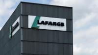 Le logo de l'entreprise Lafarge sur un bâtiment d'une usine de ciment dans le nord de Paris, le 14 avril 2025