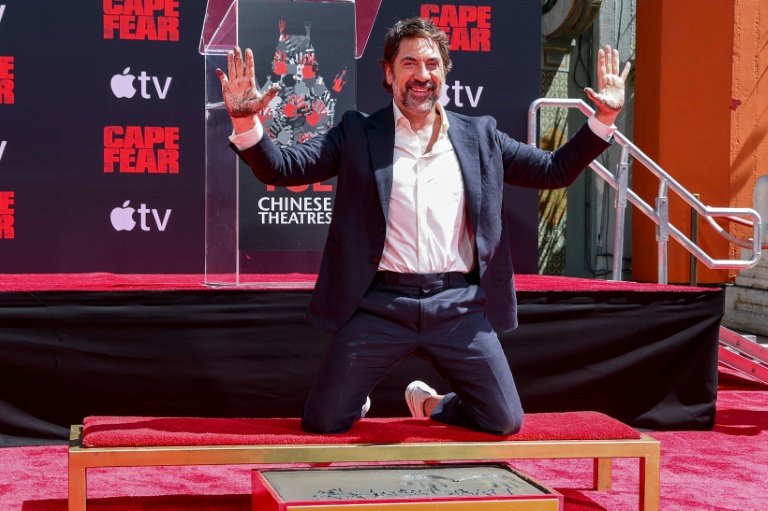 L'acteur espagnol Javier Bardem laisse ses empreintes dans le ciment à Hollywood Boulevard, Californie, le 16 juin 2026