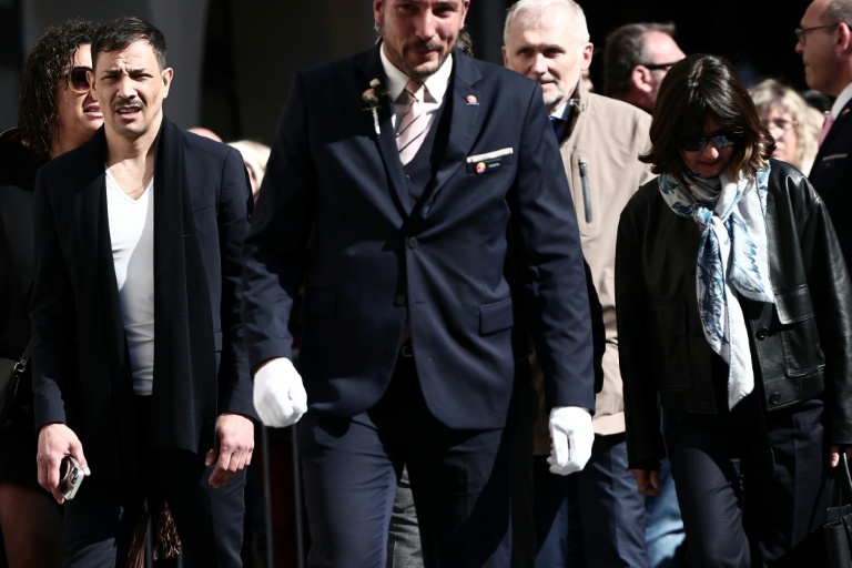 Steevy Boulay, Alexia Laroche-Joubert et Julie Mercy arrvent à la cathédrale Sainte-Réparate à Nice le 10 avril 2026