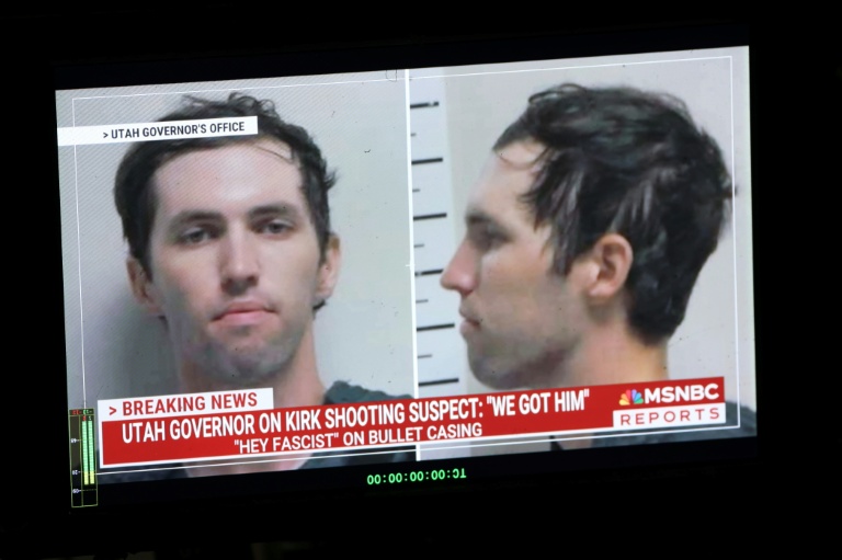 Un écran de télévision affiche des photos de Tyler Robinson, le 12 septembre 2025, soupçonné d'avoir tué l'influenceur conservateur Charlie Kirk à Orem, dans l'Utah