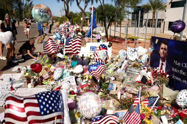 Un mémorial improvisé en hommage à l'influenceur conservateur et fondateur de Turning Point USA, Charlie Kirk, devant le siège de Turning Point USA à Phoenix, en Arizona, le 14 septembre 2025