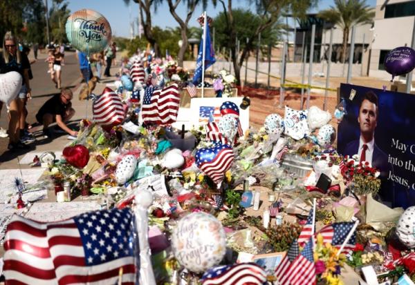 Un mémorial improvisé en hommage à l'influenceur conservateur et fondateur de Turning Point USA, Charlie Kirk, devant le siège de Turning Point USA à Phoenix, en Arizona, le 14 septembre 2025