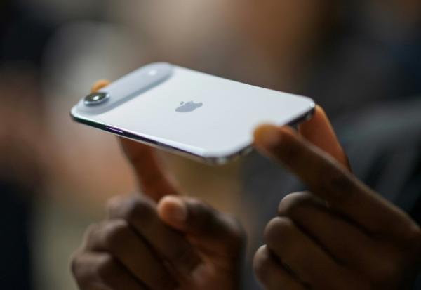 Le nouvel iPhone Air d'Apple présenté lors de l'événement "Awe-Dropping" au Steve Jobs Theater ,sur le campus d'Apple Park à Cupertino, en Californie, le 9 septembre 2025