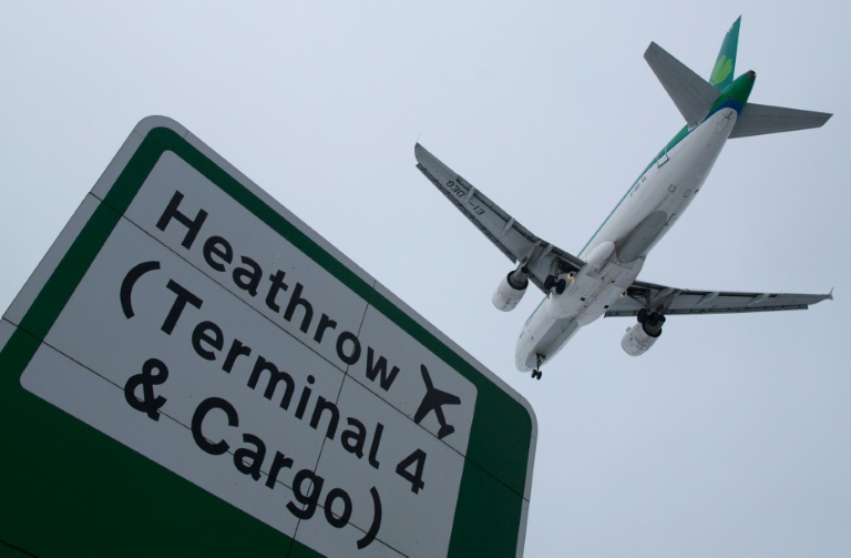 Un avion s'apprête à atterrir à l'aéroport londonien de Heathrow, le 21 janvier 2013