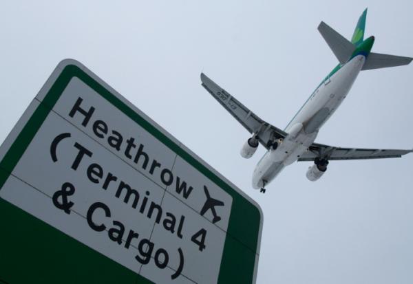 Un avion s'apprête à atterrir à l'aéroport londonien de Heathrow, le 21 janvier 2013