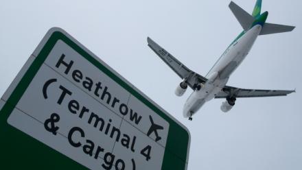 Un avion s'apprête à atterrir à l'aéroport londonien de Heathrow, le 21 janvier 2013