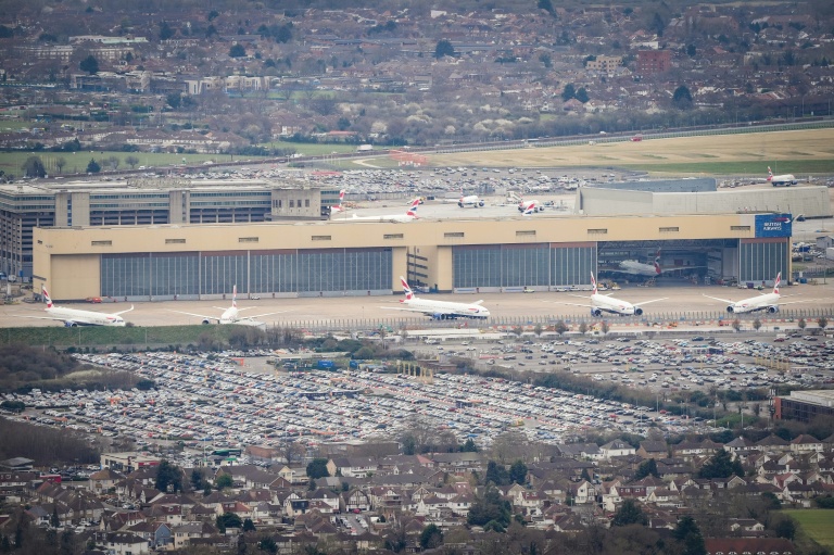 Vue aérienne d'avions sur le tarmac de l'aéroport londonien de Heathrow, le 21 mars 2025