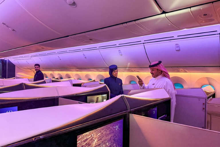 L'intérieur d'un Boeing 787-9 Dreamliner de la compagnie Riyadh Air à l'aéroport international de Riyad le 7 juin 2026