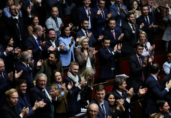 Les députés du parti d'extrême droite Rassemblement national, dont leur cheffe Marine Le Pen, applaudissent lors de l'examen des textes de la "niche parlementaire" à l'Assemblée nationale, Paris, 30 octobre 2025