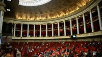 Des députés assistent à un discours du Premier ministre Sébastien Lecornu, à l'Assemblée nationale à Paris le 10 décembre 2025