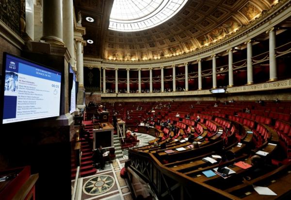L'Assemblée nationale a adopté jeudi soir, lors de la journée réservée aux propositions du groupe socialiste, un texte visant à permettre le renouvellement automatique des titres de séjour de longue durée, contre l'avis du gouvernement