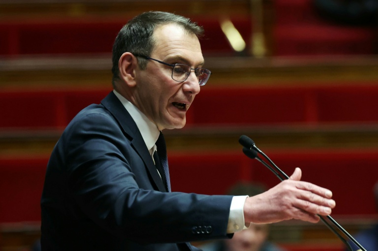 Le député du Rassemblement national Laurent Jacobelli prend la parole à l'Assemblée nationale, à Paris, le 10 février 2025