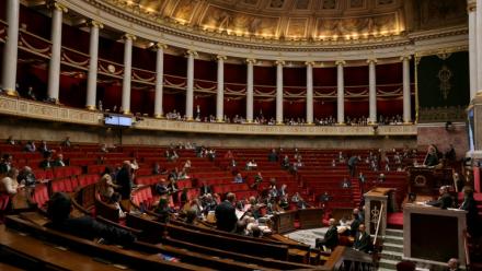L'assemblée nationale à Paris le 13 mai 2026