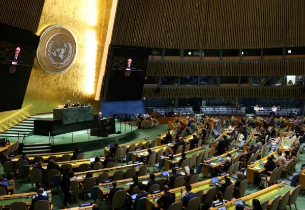 L'ambassadeur palestinien auprès des Nations Unies, Riyad Mansour (à la tribune)lors d'une réunion de l'Assemblée générale de l'ONU à New York, le 12 juin 2025