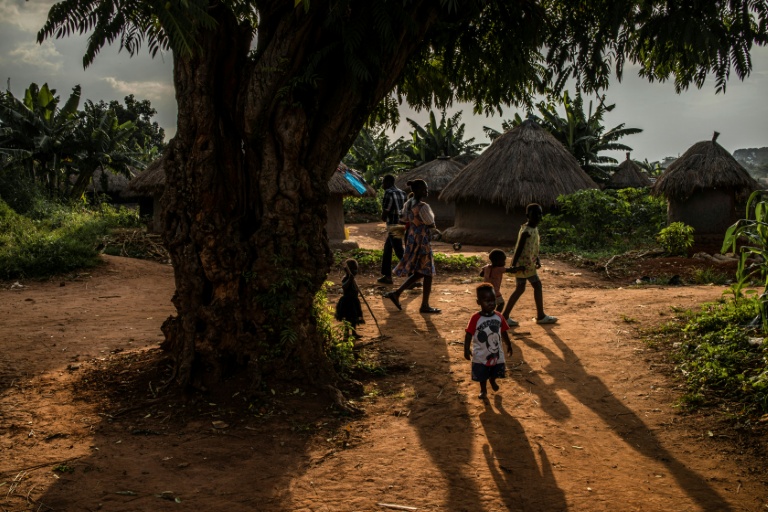 Le 4 septembre 2025, des habitants circulent dans un village situé dans une zone fortement touchée dans les années 1990/2000 par les attaques sanguinaires de l'Armée de résistance du Seigneur (LRA) dans le district de Gulu, dans le nord de l'Ouganda. 
