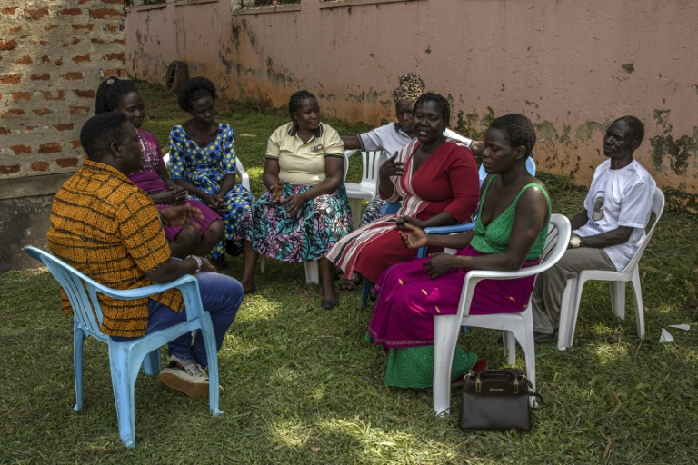 Stella Angel Lanam, 38 ans, directrice de l'ONG War Victims and Children Networking Initiative, s'entretient avec des survivants des enlèvements par l'Armée de résistance du Seigneur (LRA) au bureau de l'organisation à Gulu, dans le nord de l'Ouganda, le 4 septembre 2025