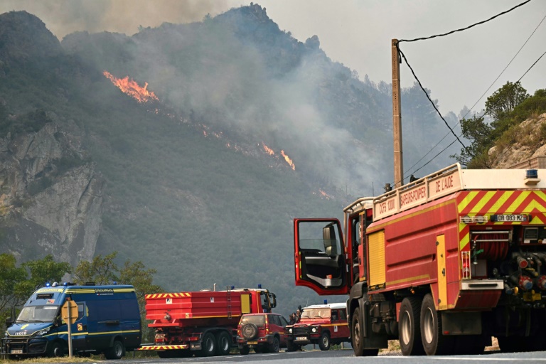 Des véhicules des sapeurs-pompiers face à un incendie près de  Fraissé-des-Corbières, dans l'Aude, le 6 août 2025