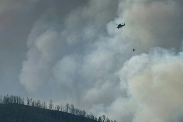 Un hélicoptère de la Sécurité civile participe à la lutte contre un incendie à Saint-Laurent-de-Cabrerissse, dans l'Aude, le 6 août 2025