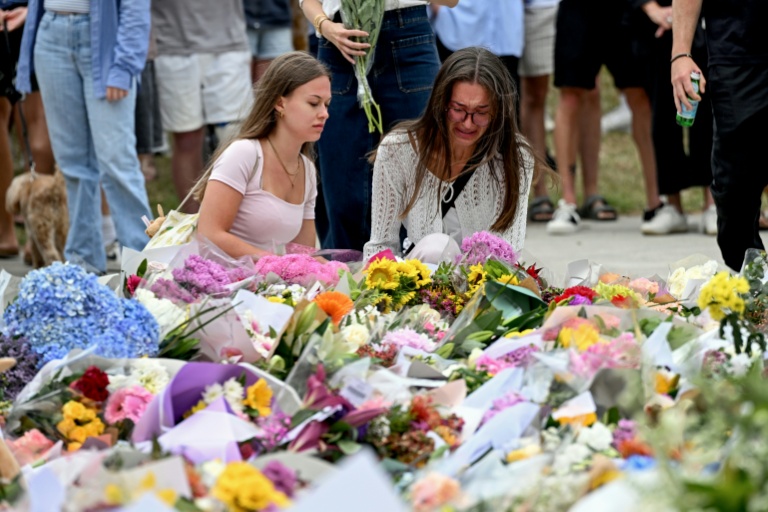 Des personnes se se recueillent devant le Bondi Pavillion, en mémoire des victimes de la fusillade de la plage de Bondi, à Sydney, le 15 décembre 2025 en Australie