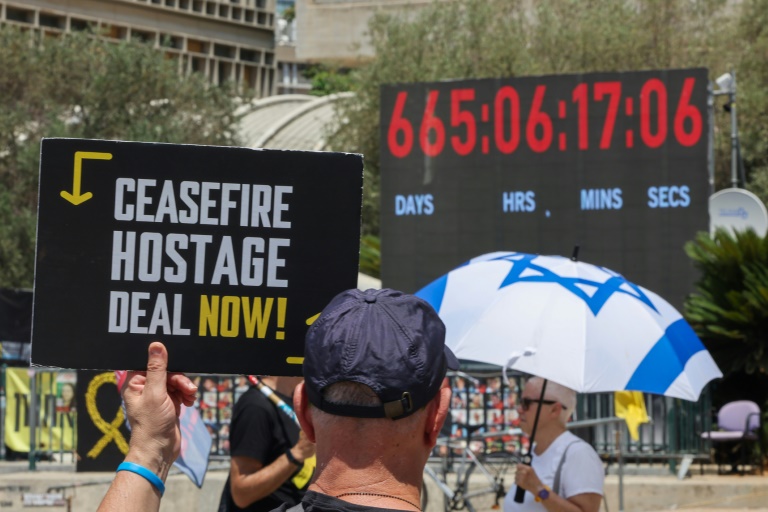 Des proches d'otages israéliens retenus à Gaza manifestent à Tel-Aviv pour réclamer l'arrêt de la guerre et la libération des captifs, lors de la visite de l'envoyé américain Steve Witkoff, le 2 août 2025