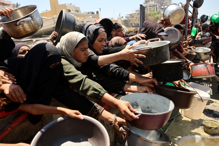 Distribution de soupe de lentilles dans la ville de Gaza, dans le nord du territoire palestinien menacé de 