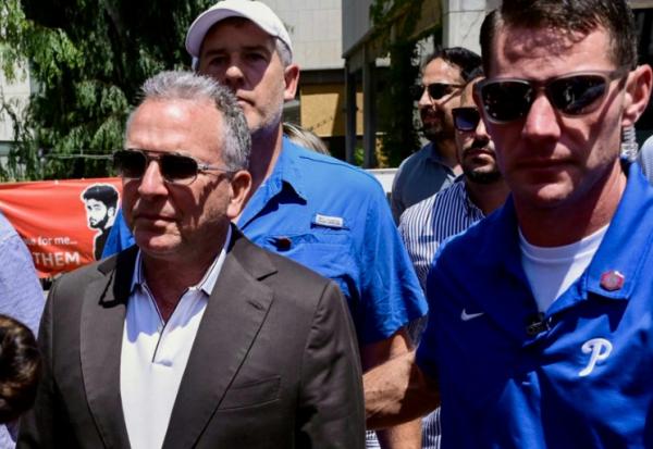 L'émissaire américain Steve Witkoff (G) arrive à Tel-Aviv pour rencontrer les familles d'otages israéliens, le 2 août 2025