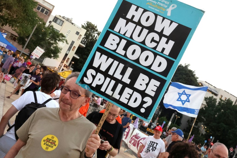 Manifestation à Tel Aviv pour demander la fin de la guerre à Gaza et la libération des otages israéliens, le 31 juillet 2025