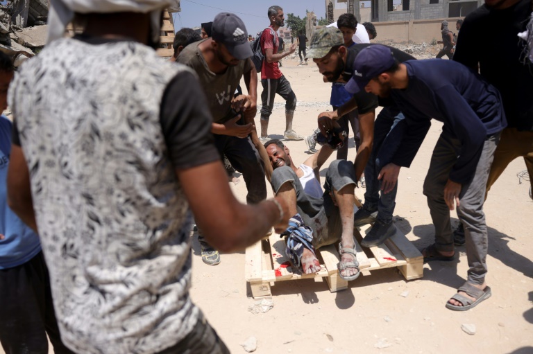 Un Palestinien est aidé après son retour blessé d'une zone où il devait récupérer de la nourriture, à Jabalia, dans le nord de la bande de Gaza, le 1er août 2025