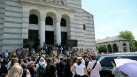 Le public à la cérémonie funéraire en hommage à la réalisatrice Marjane Satrapi au Père-Lachaise à Paris le 19 juin 2026