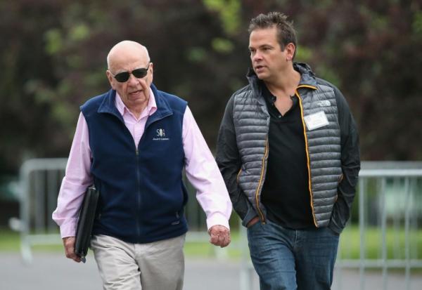 Rupert Murdoch (à gauche) avec son fils Lachlan, le 8 juillet 2015 à Sun Valley, dans l'Idaho, aux Etats-Unis