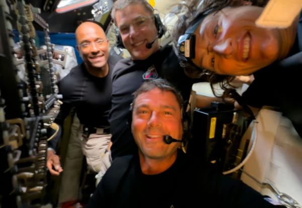 Photo diffusée le 7 avril 2026 par la Nasa montrant les membres d'équipage d'Artemis II (g-d) Victor Glover, Jeremy Hansen, Reid Wiseman et Christina Koch à bord du vaisseau spatial Orion, le 6 avril 2026