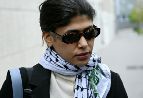 L'eurodéputée LFI Rima Hassan quitte les locaux de la police judiciaire à Paris, le 3 avril 2026