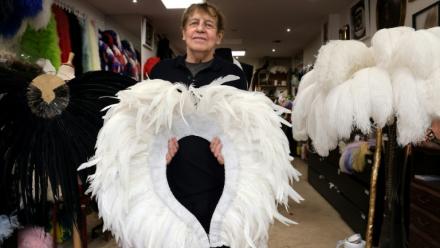 Jean-Claude de Roo, alias Dominique, alors plumassier du Lido, dans son atelier à Paris, le 1er juin 2022