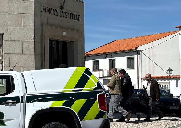 La police escorte l'ex-policier français Cedric Prizzon (g), soupçonné de double homicide et d'enlèvement, jusqu'au palais de justice de Vila Nova de Foz Coa, Guarda, dans le nord-est du Portugal, le 26 mars 2026