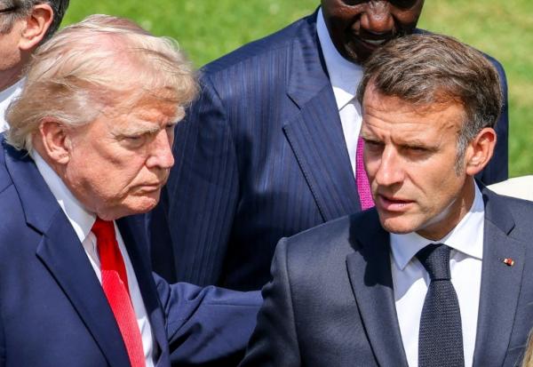 Le président américain Donald Trump (g.) et le président français Emmanuel Macron discutent lors d'une photo de groupe prise dans le cadre du sommet du G7, à Evian, en Haute-Savoie, le 16 juin 2026
